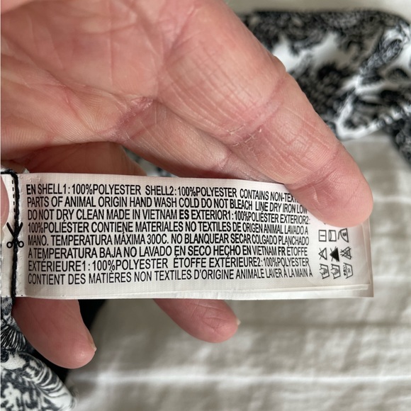 Black and White Blouse from Forever 21. - Picture 4 of 4